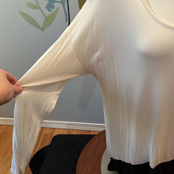 4/$20 Kensie Black and Ivory top - Picture 2 of 5